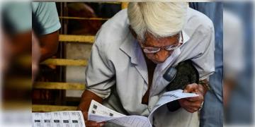 Read more about - SIR in WB | ৩২ লক্ষ নামের মধ্যে প্রথম লিস্টে বাদ ৪০%, শুক্রে প্রকাশ দ্বিতীয় তালিকা