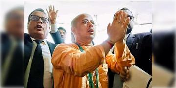 Read more about - Chinmay Prabhu | চিন্ময়কৃষ্ণকে কথাই বলতে দেওয়া হল না তাঁর আইনজীবীর সঙ্গে! ইচ্ছা করে বিপাকে ফেলা হচ্ছে?