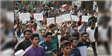 Read more about - Bangla Blockade । সরকারি চাকরির কোটা সংস্কারের দাবিতে ‘বাংলা ব্লকেডে’র ডাক! বাংলাদেশে অবরোধ রাস্তা এবং রেল!