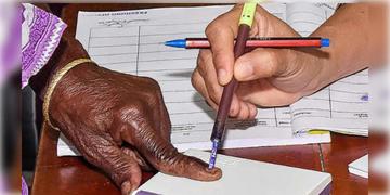 Read more about - WB Election 2026 | ভরসন্ধ্যায়ও বুথে বুথে লম্বা লাইন, ভোটদানের হারে তামিলনাড়ুকে টেক্কা বাংলার