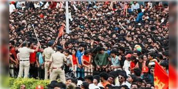 Read more about - BCCI | RCB-র বিজয় উৎসবে দুর্ঘটনা থেকে শিক্ষা, ভিকট্রি প্যারেডের আগে নিতে হবে BCCI-র অনুমতি!