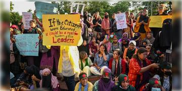 Read more about - Bangladesh Quota Movement | শুধু হাসপাতাল ও জরুরি পরিষেবা ছাড়া বন্ধ সব! বৃহস্পতিবার কমপ্লিট শাটডাউনের ঘোষণা কোটা বিরোধী আন্দোলনকারীদের