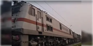 Read more about - Cooch Behar | তীব্র ঝাঁকুনির পর বিকট শব্দে থামল ট্রেন! কোচবিহারে আতঙ্কে হুড়োহুড়ি যাত্রীদের