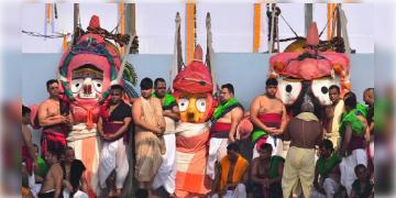 Read more about - Jaganath Snan Yatra | ১০৮ টি কলসির জলে স্নান করে এলো জ্বর! রবিবার পালন হলো জগন্নাথ, বলরাম ও সুভদ্রার স্নানযাত্রা!