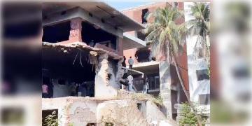 Read more about - Bangladesh | উত্তপ্ত পদ্মাপাড়ের বাংলাদেশ, বঙ্গবন্ধু মুজিবুরের ভাঙা বাড়ি ফের ভাঙচুর বিক্ষোভকারীদের