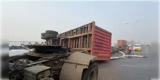 Read more about - Road Accident | দ্বিতীয় হুগলি সেতুতে ডিভাইডারে ধাক্কা কন্টেনার বোঝাই ট্রাকের! অল্পের জন্য প্রাণে বাঁচলেন চালক