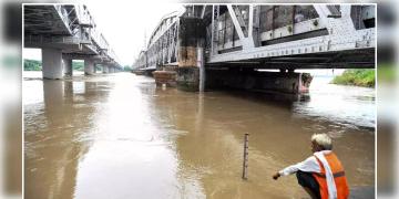 Read more about - Delhi | বাড়ছে যমুনার জলস্তর, দিল্লিতে সৃষ্টি বন্যা পরিস্থিতি, গুরুগ্রামে বন্ধ স্কুল-কলেজ-অফিস