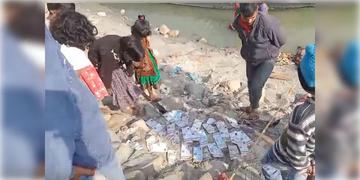 Read more about - Aadhaar Card । গঙ্গাতীরে ছড়িয়ে ছিটিয়ে আছে শতাধিক আসল আধার কার্ড, চাঞ্চল্য ছড়ালো ফরাক্কায়