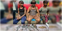 Read more about - Rajabazar | রাজাবাজার বাস স্ট্যান্ডের কাছ থেকে উদ্ধার সিঙ্গল শটার বন্দুক-কার্তুজ, ভোটের মুখে ভয়ঙ্কর ছবি কলকাতায়!