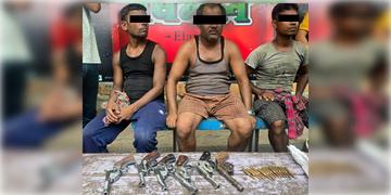 Read more about - Rajabazar | রাজাবাজার বাস স্ট্যান্ডের কাছ থেকে উদ্ধার সিঙ্গল শটার বন্দুক-কার্তুজ, ভোটের মুখে ভয়ঙ্কর ছবি কলকাতায়!