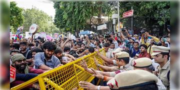 Read more about - Delhi Protest | যন্তর মন্তরের বিক্ষোভে মহিলা সাংবাদিক হেনস্থা! উত্তেজনা রাজধানীতে