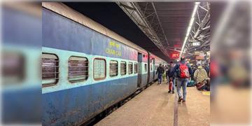 Read more about - Black Diamond Express | ব্ল্যাক ডায়মন্ড এক্সপ্রেসে আগুন-ধোঁয়া! আতঙ্কিত যাত্রীরা!
