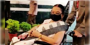 Read more about - হাসপাতাল থেকে ছুটি পেলেন অভিনেত্রী মাধবী মুখোপাধ্যায়, পরামর্শ দেওয়া হয় গলব্লাডার স্টোনের অস্ত্রোপচারের