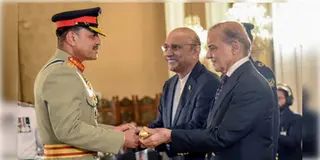 Read more about - Asim Munir | এবার পাক প্রেসিডেন্টের পদ পাবেন সেনাপ্রধান আসিম মুনির? প্রধানমন্ত্রী শরিফের সঙ্গে সাক্ষাৎ নিয়ে বাড়ছে জল্পনা!