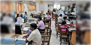 Read more about - West Bengal Govt | ছুটির দিনেও অফিসে রাখতে হবে ন্যূনতম কর্মী, সরকারি দফতরের জন্য জারি নতুন নির্দেশিকা!