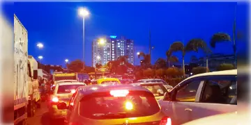 Read more about - মুখ্যমন্ত্রীর অনুরোধ সত্ত্বেও ডোমজুড়ে জারি রয়েছে অবরোধ, যানজট পৌঁছল দ্বিতীয় হুগলি সেতুতে