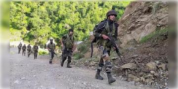 Read more about - Jammu-Kashmir | এলাকায় ঘুরছে সন্দেহভাজন, জম্মু কাশ্মীরে জারি হাই অ্যালার্ট, কাঠুয়ায় খানা তল্লাশি সেনার