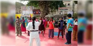 Read more about - ক্যারাটে শিবিরে বাগবাজারের গৃহহীন মেয়েরা, লক্ষ্য মনোবল চাঙ্গা করা        