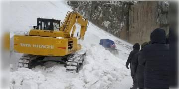 Read more about - তুষার ধসে জোজিলা পাসে আটক ৫ যাত্রী,  উদ্ধার করে বর্ডার রোড অর্গানাইজেশনের সদস্যরা।