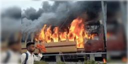 Read more about - Train on Fire | রাজধানী এক্সপ্রেসের পর আরও একটি ট্রেনে অগ্নিকান্ড! যাত্রীদের মধ্যে হুড়োহুড়িতে তৈরী হয় পদপিষ্ট হওয়ার মত পরিস্থিতি