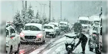 Read more about - Kashmir Snowfall | হিমাচল ও কাশ্মীরে ভারী তুষারপাত! আটকে প্রায় ৫ হাজার পর্যটক! ২৭ বছরে এই প্রথম ডিসেম্বরে রেকর্ড বৃষ্টি দিল্লিতে