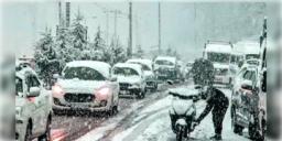 Read more about - Kashmir Snowfall | হিমাচল ও কাশ্মীরে ভারী তুষারপাত! আটকে প্রায় ৫ হাজার পর্যটক! ২৭ বছরে এই প্রথম ডিসেম্বরে রেকর্ড বৃষ্টি দিল্লিতে