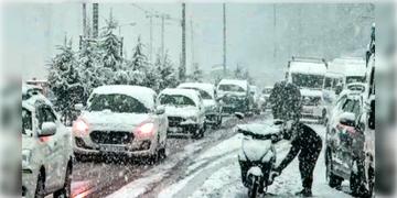 Read more about - Kashmir Snowfall | হিমাচল ও কাশ্মীরে ভারী তুষারপাত! আটকে প্রায় ৫ হাজার পর্যটক! ২৭ বছরে এই প্রথম ডিসেম্বরে রেকর্ড বৃষ্টি দিল্লিতে
