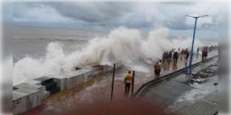 Read more about - Digha | ঘূর্ণিঝড় ‘অর্ণব’-র জেরে উত্তাল দিঘার সমুদ্র, পর্যটক এবং মৎস্যজীবীদের সতর্ক করল প্রশাসন