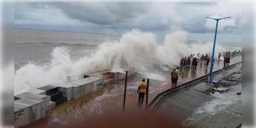 Read more about - Digha | ঘূর্ণিঝড় ‘অর্ণব’-র জেরে উত্তাল দিঘার সমুদ্র, পর্যটক এবং মৎস্যজীবীদের সতর্ক করল প্রশাসন