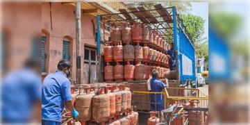 Read more about - LPG Cylinder Price | মধ্যরাতে কমলো বাণিজ্যিক রান্নার গ্যাসের দাম, আজ কলকাতায় একটি সিলিন্ডারের দাম কত?