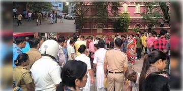 Read more about - Medical College Chaos | কলকাতা মেডিক্যালে নাবালকের মৃত্যুর পর ধুন্ধুমার, পুলিশকে মারধরের অভিযোগে গ্রেফতার ৩