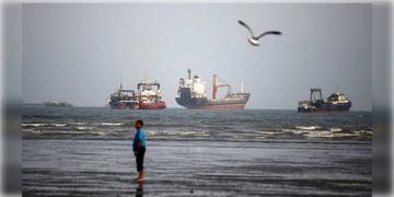 Read more about - Hormuz | ব্রিকসের মাঝেই হরমুজে ইরানি বাণিজ্যতরীতে হামলা! ঘটনায় মৃত্যু ১ জনের! হামলার নেপথ্যে আমেরিকার হাত?