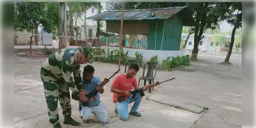 Read more about - BSF | জম্মু কাশ্মীর সীমান্তে গ্রামবাসীদের অস্ত্র প্রশিক্ষণ দিচ্ছে BSF!