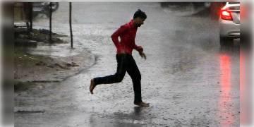 Read more about - বুধবার থেকেই বাড়বে বৃষ্টি দক্ষিণবঙ্গে, উত্তরবঙ্গেও অব্যাহত থাকবে বর্ষণ