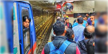 Read more about - Kolkata Metro | মেট্রো লাইনে ঝাঁপ মহিলা যাত্রীর! বন্ধ কবি সুভাষ থেকে টালিগঞ্জ পর্যন্ত মেট্রো পরিষেবা