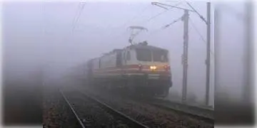 Read more about - কুয়াশাছন্ন দক্ষিণবঙ্গ, ট্রেন ও বিমান চলাচলে ঘটে বিঘ্ন।                           