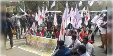 Read more about - উত্তপ্ত বিশ্বভারতী! অধ্যাপককে সাসপেন্ডের প্রতিবাদে সকাল থেকে বাম ছাত্র সংগঠনের বিক্ষোভ