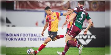 Read more about - East Bengal vs Mohun Bagan । দর্শকশূন্য স্টেডিয়াম, ম্যাকলরেনের ১ গোল দেখতে গুয়াহাটিতে মেরেকেটে ১০০০