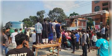 Read more about - Bangladesh | ''জুলাই বিপ্লবের আহতদের অবহেলা করা হচ্ছে'', প্রতিবাদে ঢাকার রাস্তায় পথ অবরোধে নামলো বিপ্লবীরা