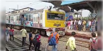 Read more about - ব্যান্ডেল স্টেশনে দুটো-একটা ট্রেন ঢুকছে, ‘বিফোর টাইমে’ কাজ শেষ হয়েছে, দাবি রেল কর্তৃপক্ষের