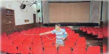 Read more about - সিনেমা ইন্ডাস্ট্রির পুনরুদ্ধারের জন্য সাহায্যের আশ্বাস দিয়েছেন কেন্দ্রীয় মন্ত্রী