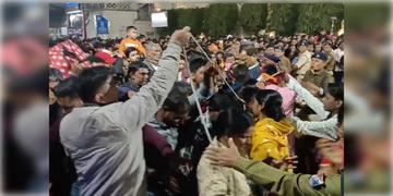 Read more about - Asansol | নয়াদিল্লির ছায়া বাংলায়, কুম্ভগামী ট্রেনের খবর হতেই দড়ি ছিঁড়ে দৌড়োলেন যাত্রীরা, চরম বিশৃঙ্খলা আসানসোলে