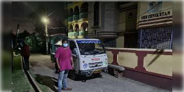 Read more about - মানবিকতার নিদর্শন, কোভিডে মৃতব্যাক্তির দেহ সৎকার করল ঝোড়হাট গ্রাম পঞ্চায়েতের উপপ্রধান রুপম সাধুখাঁ