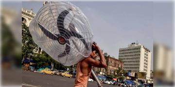 Read more about - Weather Update | তীব্র দাবদাহে পুড়ছে মহানগরী, একনজরে দেখে নিন কলকাতার আজকের আবহাওয়া আপডেট