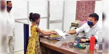 Read more about - মুখের খাবার কেড়ে নিয়েছে বাবা, লিখিত অভিযোগ জানাতে ১০ কিমি হেঁটে থানায় পৌঁছল মেয়ে !