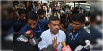 Read more about - Suvendu Adhikari | কালীঘাটে তৃণমূলের কর্মী-সমর্থকদের বিক্ষোভের মুখে শুভেন্দু! ওই এলাকায় আরও বাহিনী পাঠানোর অনুরোধ বিজেপি প্রার্থীর!