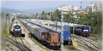 Read more about - স্বাধীনতার ৭৫ বছর পূর্তিতে বড় ঘোষণা রেলের, যাত্রী পরিষেবার ক্ষেত্রে কী চমক আসতে চলেছে জেনে নিন