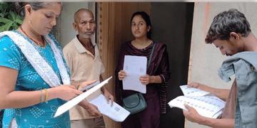 Read more about - SIR Document | কাল থেকেই বাড়িতে বাড়িতে পৌঁছবে এনুমারেশন ফর্ম, বাবা মায়ের নাম না থাকলে কোন কোন ডকুমেন্ট রেডি রাখবেন?