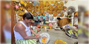 Read more about - Purulia | পুজো অবধি বিক্রি হয়েছে ২০ লাখের মুখোশ! পুরুলিয়ায় মুখে হাসি শিল্পীদের
