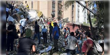 Read more about - Colombia Earthquake | ৭.৪ মাত্রার ভূমিকম্পে কলম্বিয়ায় তাসের ঘরের মতো ভেঙেছে অসংখ্য বাড়ি, এখনও পর্যন্ত মৃত ১১১!